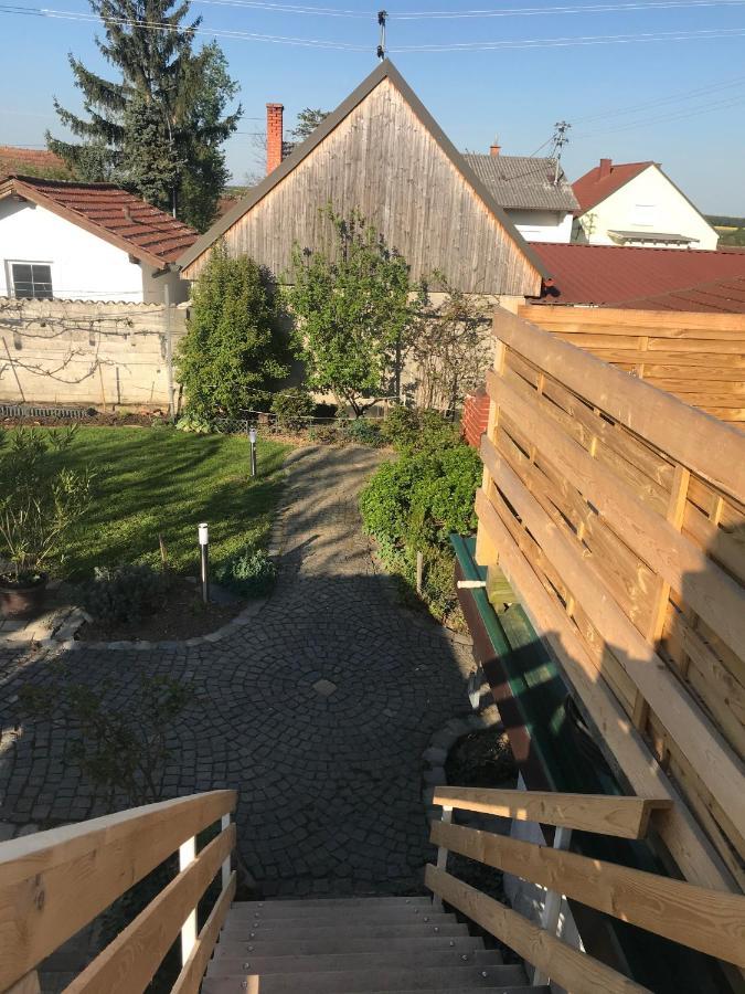 Helle, Offene Dachgeschosswohnung Mit Terrasse Oberloisdorf エクステリア 写真
